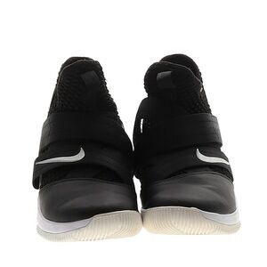 Women's size 8 Nike sneakers good condition